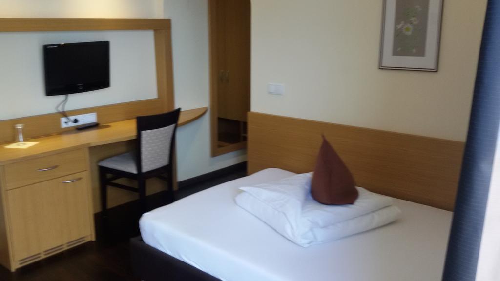 Hotel Maximilian Мерано Экстерьер фото