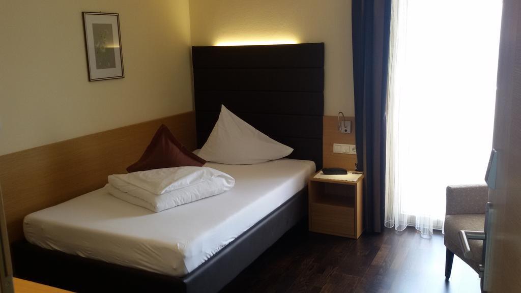 Hotel Maximilian Мерано Номер фото